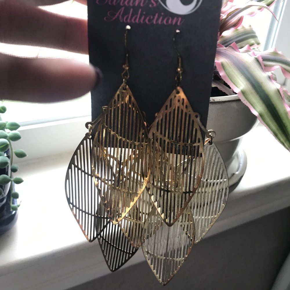 Leaf dangle gold earrings